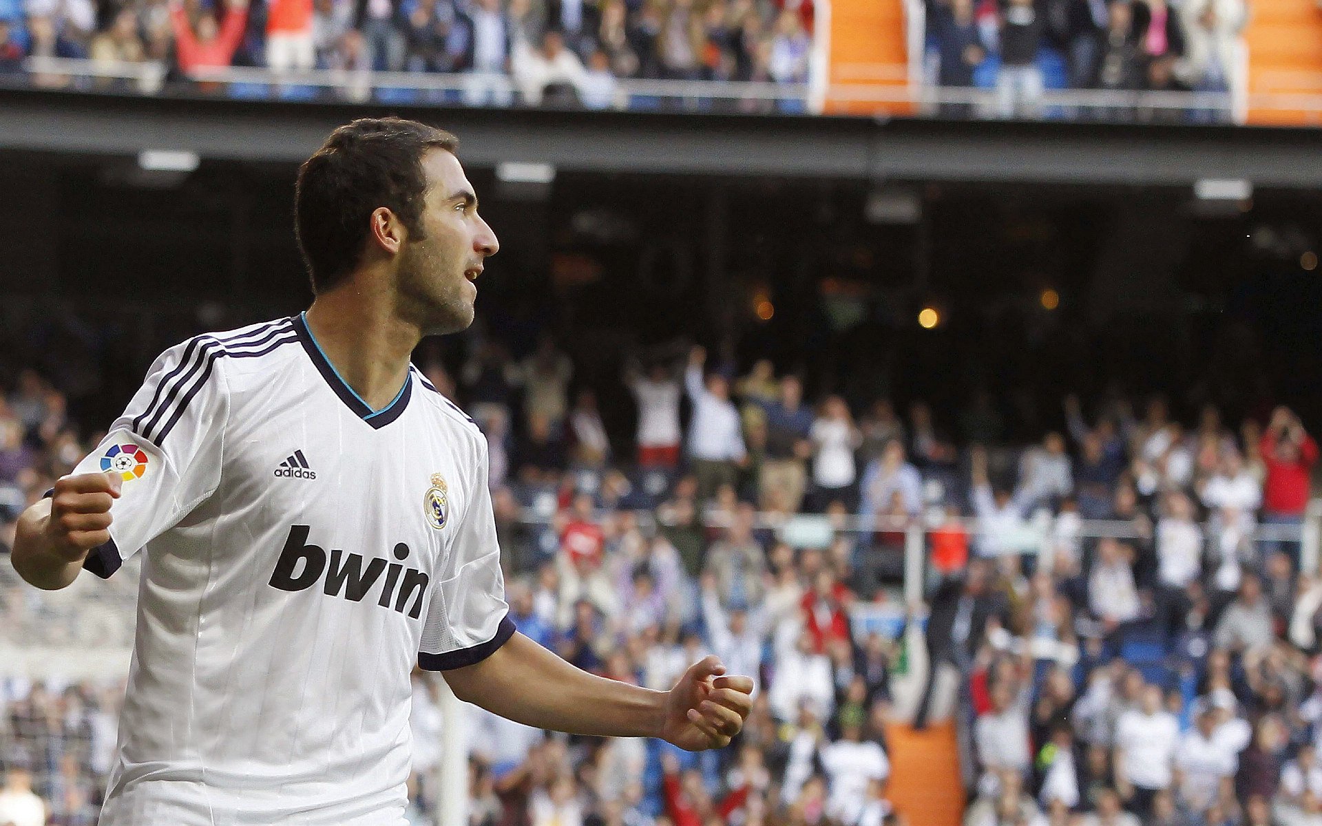 【比赛细节】攻防转换关键瞬间，运动员如何精准施术？，进攻型选手准备姿势要求运动员身体距离球台多少厘米